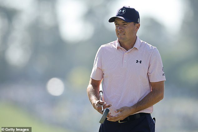 Jordan Spieth continúa acosado por los demonios de su Maestro mientras lucha por atravesar los Pinos… una década después del colapso más horrible de todos los tiempos.