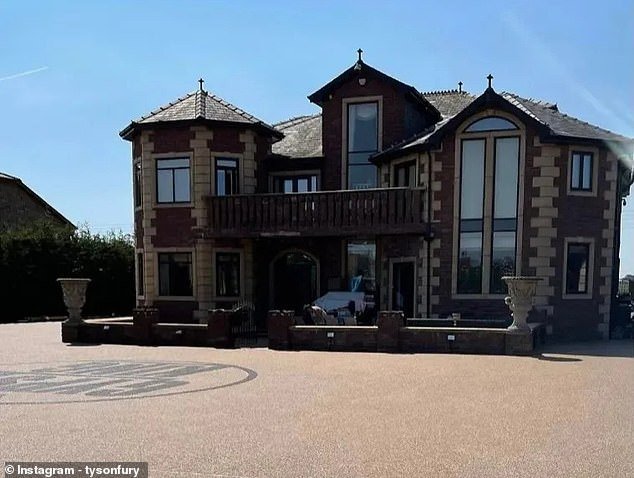 El boxeador de peso pesado Tyson Fury revela que se vio obligado a huir de su mansión de £1,7 millones porque un intruso saltó una valla de 40 pies para enfrentarse a su familia.