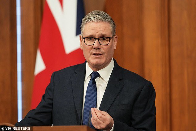 El acuerdo de las Islas Chagos está en juego mientras Keir Starmer se ve obligado a posponer el plan de entrega después de que Trump retirara su apoyo y lo calificara de “acto de gran estupidez”.