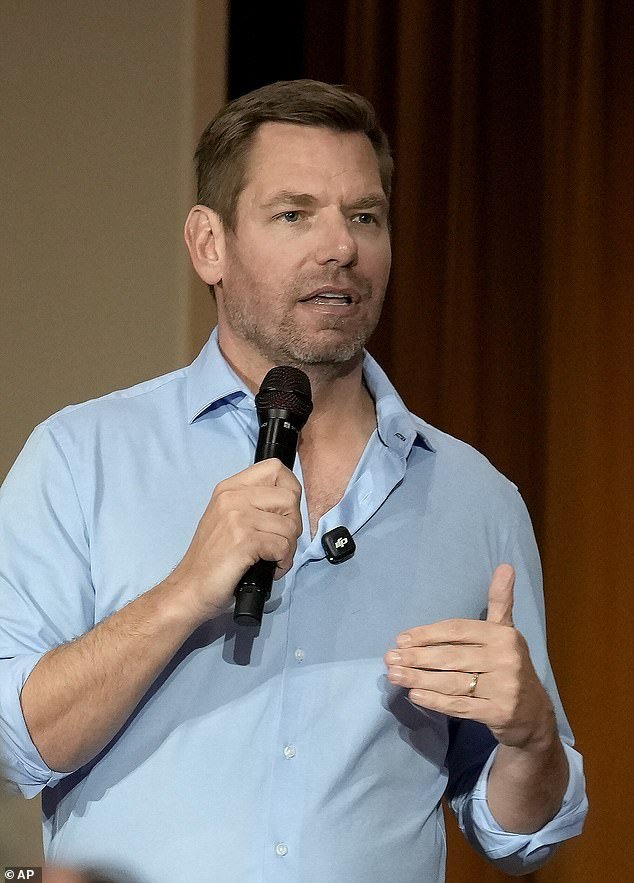 Eric Swalwell está siendo investigado por los fiscales por acusaciones de agresión sexual mientras más de una docena de empleados denuncian informes “repugnantes”