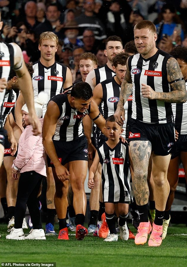 El momento curativo en el que el hijo de Tex Walker sale con la estrella de Collingwood, Nick Daicos, con una camiseta de los Magpies en Gather Round