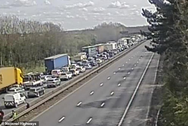 Dos adolescentes mueren al caer un coche de un puente y chocar con un minibús en la autopista, mientras las familias quedan atrapadas en el tráfico durante horas tras el cierre de la carretera