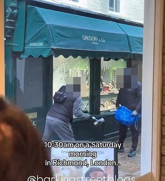 Un hombre de 28 años comparece ante el tribunal por una redada en joyerías familiares en Richmond