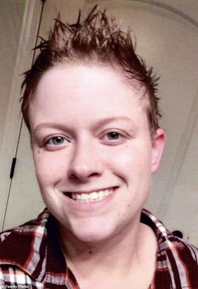 Una mujer de 35 años fue “agarrada por las garras de un camión de basura y luego muerta aplastada”, según su familia.