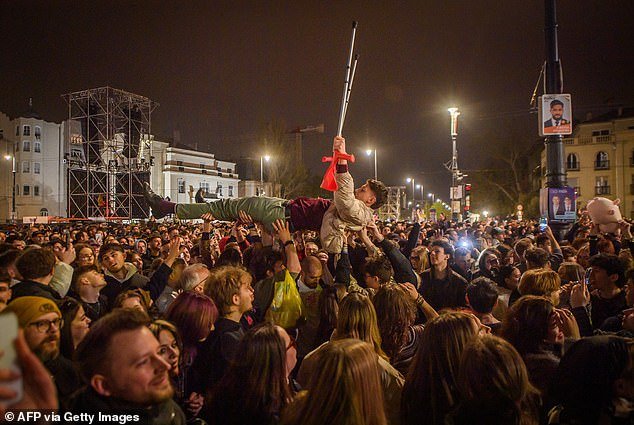 Decenas de miles de manifestantes se reúnen en un concierto para exigir la destitución del primer ministro húngaro, Viktor Orban, que va a la zaga en las encuestas electorales después de 16 años.