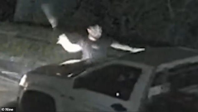 Vigilantes golpeados tras atacar su propio auto robado con bates de béisbol