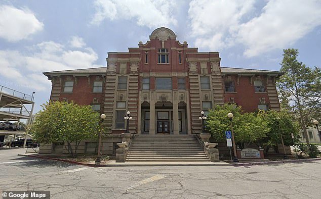 El forense acusado de robar objetos de valor a los muertos no pone objeciones