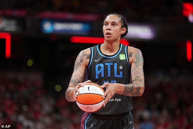 Tres años después de su liberación de un campo de prisioneros ruso, Brittney Griner acepta un contrato de agente libre por valor de 1 millón de dólares.