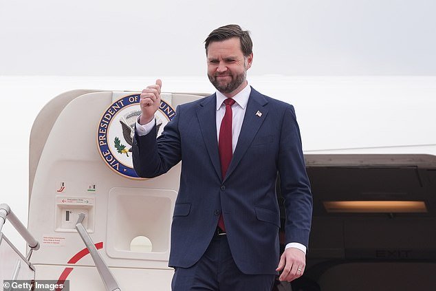 JD Vance aterriza en Pakistán mientras las conversaciones de paz están en juego