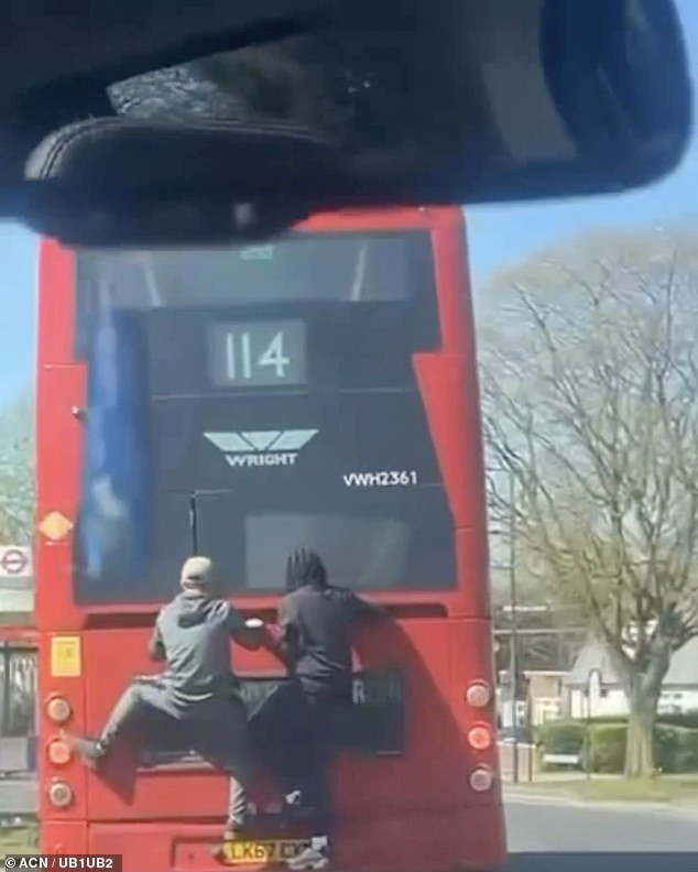 Los idiotas que navegan en el autobús arriesgan sus vidas aferrándose a la parte trasera del número 114 para evitar la tarifa de £ 1,75