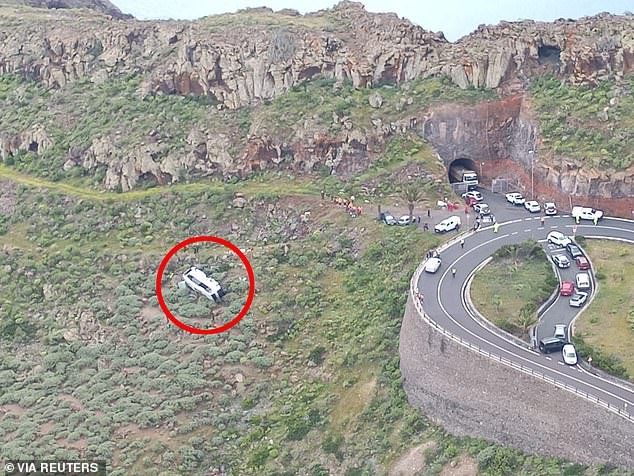 La viuda de un jubilado británico de 77 años que murió en un accidente de autobús en las Islas Canarias se encontraba entre los 27 pasajeros trasladados al hospital después de que un presunto fallo en los frenos hiciera que el vehículo cayera al barranco.