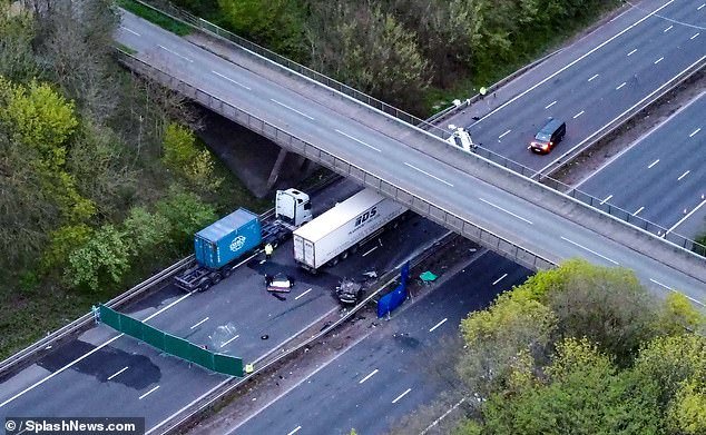 Es desconcertante cómo unos adolescentes cayeron del puente de la M1 en un accidente que mató a la pareja, mientras que las imágenes muestran cómo un minibús es atropellado por un coche en un giro del destino.