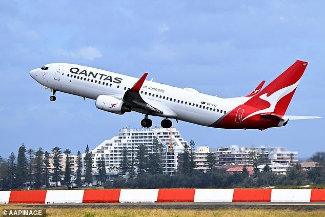 El vuelo de Qantas a Perth se ve obligado a realizar un aterrizaje dramático después de que los pasajeros y la tripulación notaran un olor extraño