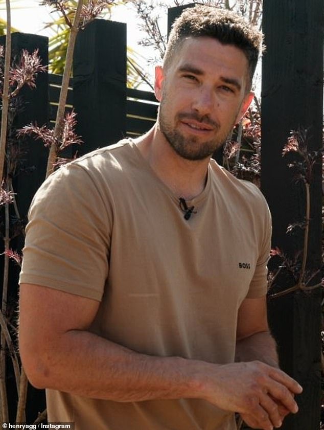 El jardinero de televisión Henry Agg revela cómo recurrió a la tierra para convertirse en un autor de bestsellers después de que cinco amigos se suicidaran y él sufriera una crisis emocional.