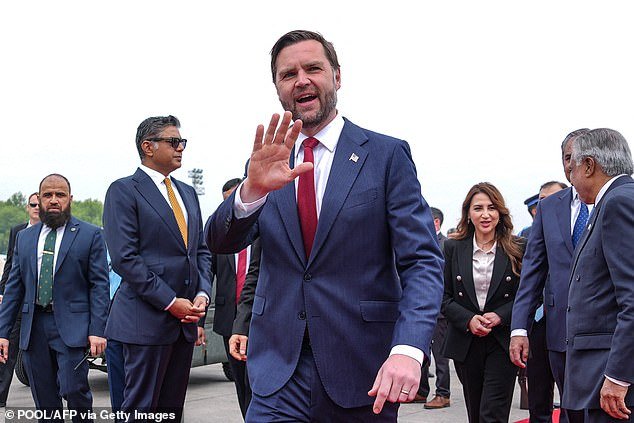 Actualmente se están llevando a cabo conversaciones de paz con Irán mientras Trump promociona los suministros de petróleo estadounidenses y menciona “alternativas” al bloqueado Estrecho de Ormuz.