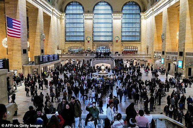 Caos en Grand Central Terminal en Nueva York cuando un hombre con un machete es asesinado a tiros por agentes de policía después de apuñalar a dos personas