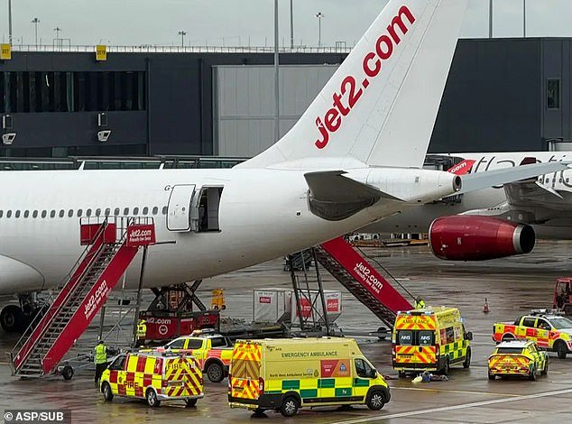 El ingeniero del aeropuerto de Manchester tuvo “suerte de estar vivo” después de que un “error con los pasos” lo hiciera caer 35 pies desde la puerta abierta de un avión Jet2.