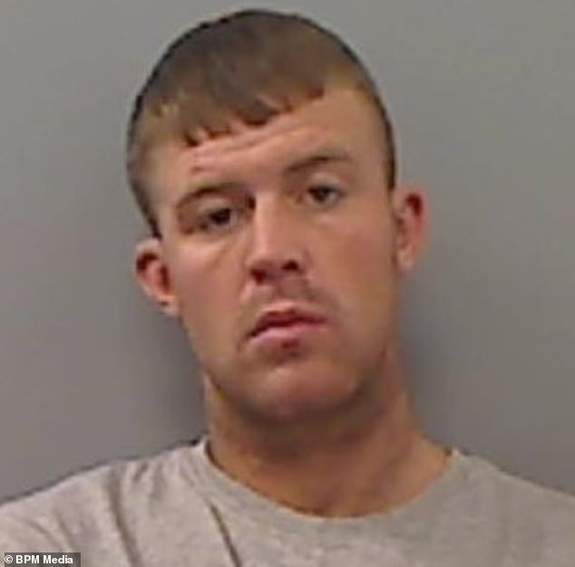 Un ladrón que robaba un chándal es detenido después de que una etiqueta de seguridad colocada en la ropa robada que ya llevaba activaba la alarma