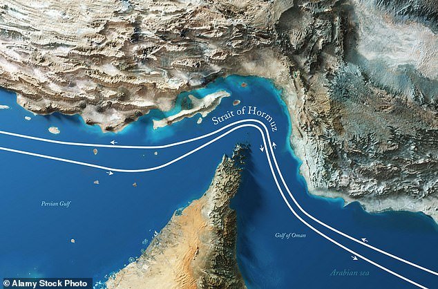 Irán amenaza con atacar buques de guerra estadounidenses en el Estrecho de Ormuz mientras los destructores estadounidenses transitan por una vía fluvial por primera vez desde que comenzó el conflicto.