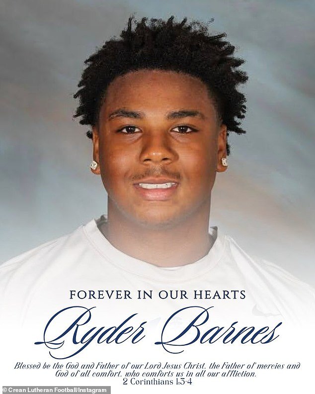 Tragedia: un prometedor jugador de fútbol de secundaria de 17 años muere repentinamente mientras el entrenador le rinde un emotivo homenaje