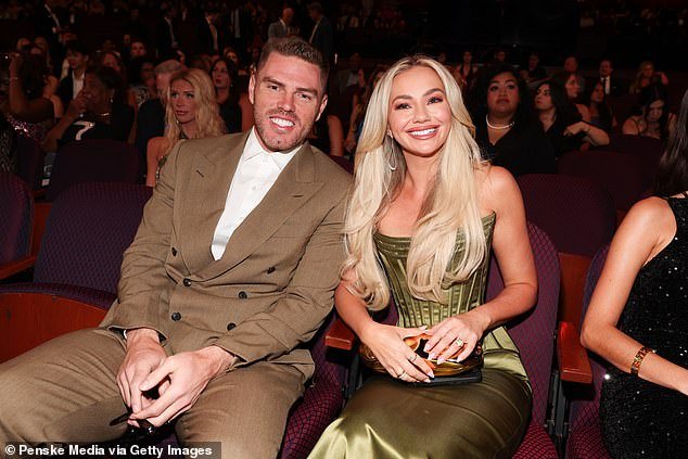 Chelsea, la esposa de la estrella de los Dodgers, Freddie Freeman, comparte noticias desde la cama del hospital mientras la familia espera a su cuarto hijo.