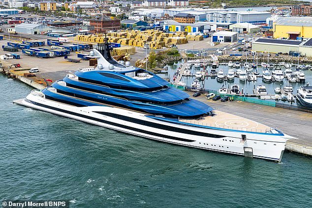 El elegante superyate de £334 millones está llamando la atención en la costa sur de Gran Bretaña mientras se dirige a un misterioso nuevo propietario multimillonario chino.