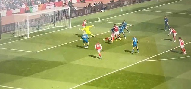 La estrella del Arsenal, Viktor Gyokeres, se disculpa extrañamente con su propio estadio por su gran error en la derrota sorpresa que podría costarles un lugar en la carrera por el título de la Premier League.