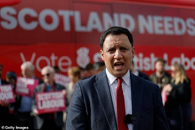 El “privilegio blanco” no existe para los niños de clase trabajadora, dice el líder laborista escocés Anas Sarwar