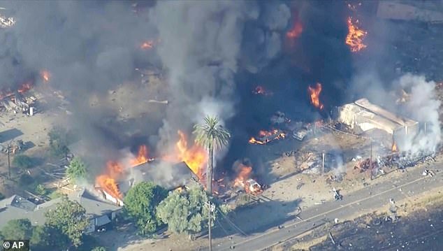 Un teniente del sheriff ha sido acusado de asesinato después de que un petardo de MILLONES de libras explotara en una bola de fuego mortal.