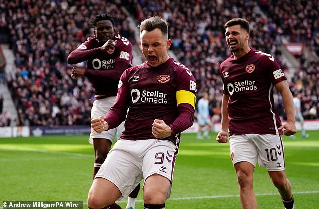 McInnes elogia la magia de Tynecastle cuando Hearts ataca tarde para vencer a Motherwell y dar un paso hacia el título.