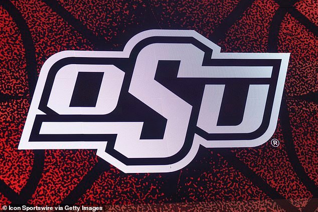 El autobús del equipo de softbol universitario estuvo involucrado en una colisión fatal después de que se vio a una mujer corriendo por la carretera.