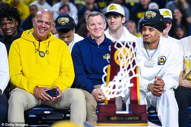 Michigan plantea grandes desafíos para el futuro del entrenador Dusty May apenas unos días después de que los llevó a la gloria del March Madness.