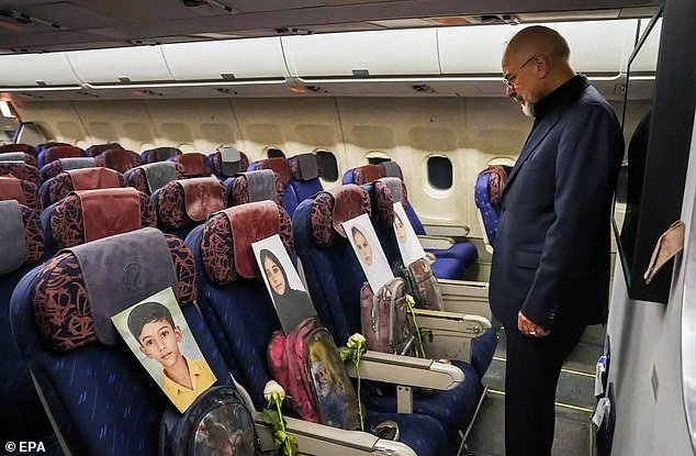 Funcionarios estadounidenses advierten que el Estrecho de Ormuz sigue cerrado porque Irán ha colocado minas “indiscriminadamente” y ahora no puede encontrar los explosivos para retirarlas.