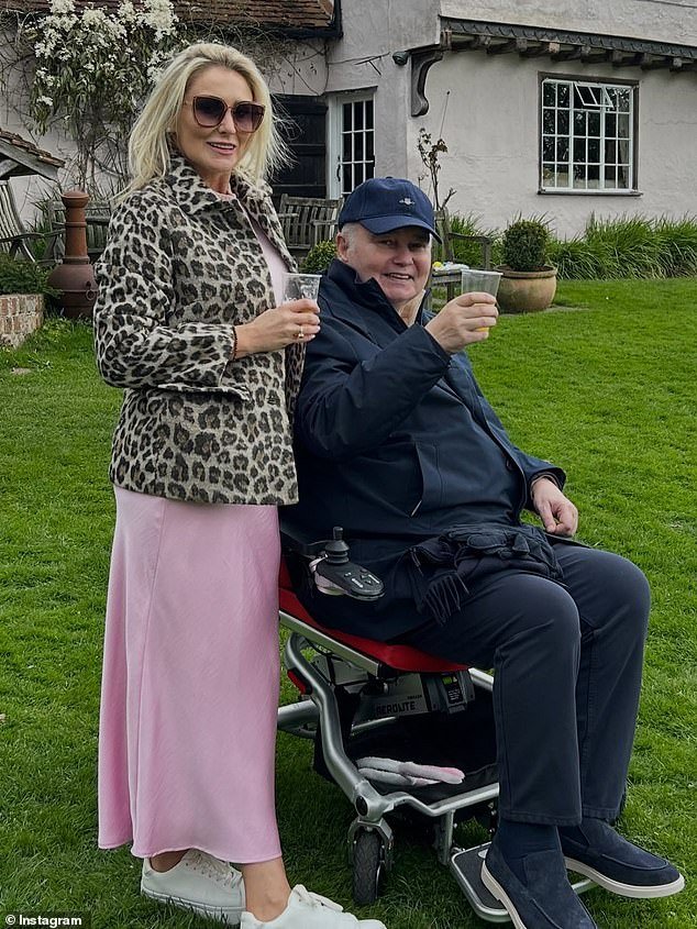 Eamonn Holmes, de 66 años, ríe y sonríe con su novia Katie Alexander, de 44 años, pocos días antes del derrame cerebral.