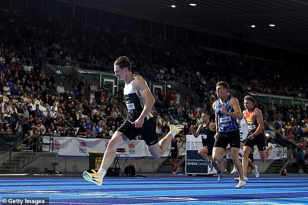 Gout Gout queda eclipsado cuando su rival australiano gana el título nacional de los 100 metros, rompiendo la barrera de los 10 segundos.