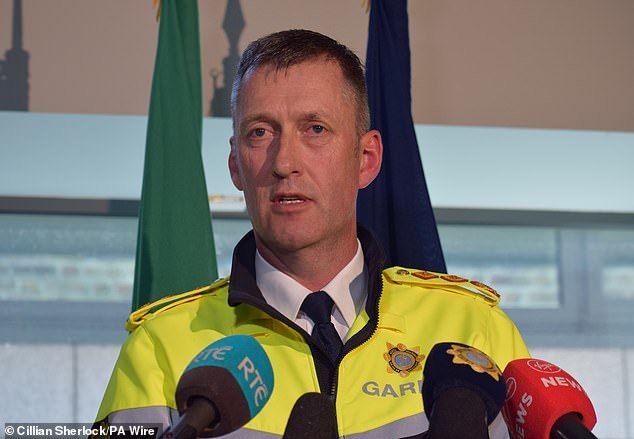 REVELADO: La Garda adoptó una línea más dura contra los bloqueos de combustible, incluido el uso de spray de pimienta, cuando el comisionado Justin Kelly se vio obligado a recortar las licencias familiares después de que Gardaí supiera que agitadores de extrema derecha se habían “infiltrado” en grupos de protesta reales.