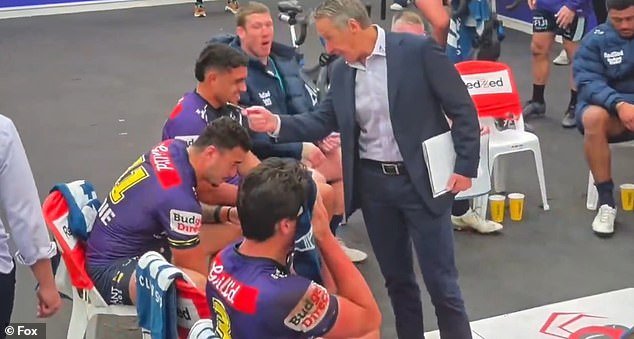 La leyenda del fútbol critica al entrenador de la NRL después de que destacó a la estrella en la crisis del vestuario que fue captada por la cámara.