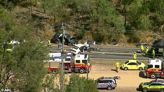 Tres personas luchaban por sus vidas después de que seis resultaran heridas en un accidente de varios vehículos en Tamborine Mountain Road.