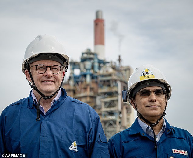 El gobierno albanés está acusado de “desperdiciar” 20 millones de dólares del dinero de los contribuyentes en propaganda sobre gasolina.