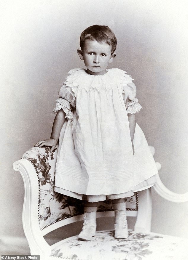 Museo acusado de “reescribir la historia” después de decirle a los visitantes que los niños victorianos vestidos tenían “género fluido”