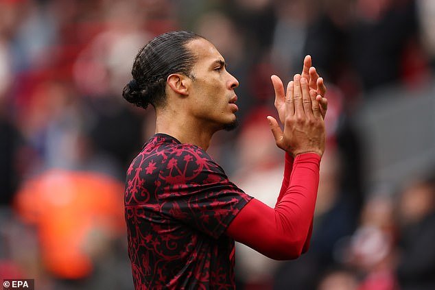 LEWIS STEELE escribe cómo las enojadas protestas de los fanáticos del Liverpool en su victoria sobre Fulham enviaron un mensaje alto y claro a los propietarios cuando The Kop parecía “desnudo” y por qué Virgil van Dijk pide una solución.