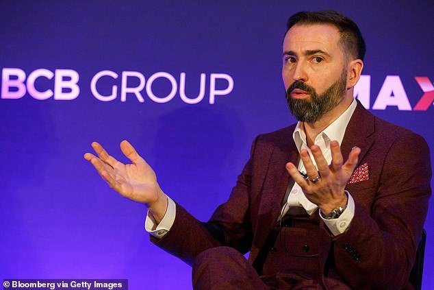 Terror en los condados de origen después de que un rico jefe criptográfico fuera atacado a punta de cuchillo durante un robo