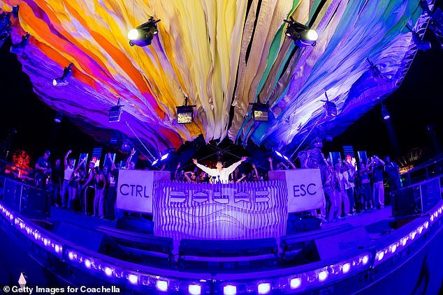 Pesadilla en Coachella cuando una lámpara cae sobre una asistente al festival y le “corta la cabeza”