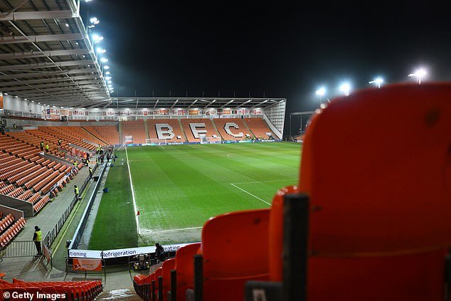 Un aficionado de Blackpool murió trágicamente después de que una emergencia médica interrumpiera el partido de League One del sábado durante 30 minutos.
