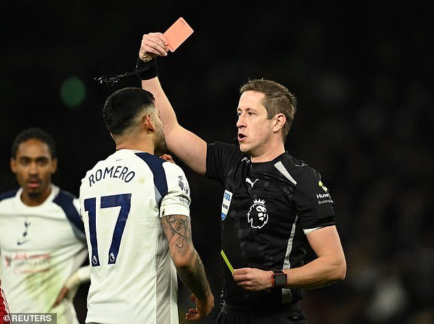 Los padres de las estrellas de la EFL en el SAME CLUB se ven envueltos en un ‘amargo desacuerdo’ cuando interviene la seguridad, los procedimientos extraños de la Premier League preocupan a los administradores y por qué los fanáticos enojados del Arsenal no tienen una pierna en la que confiar: INSIDE SPORT