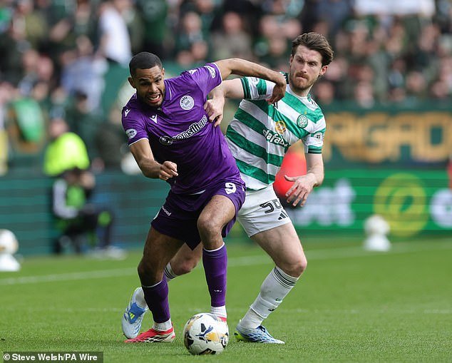 El defensa Tony Ralston pide a los mejores jugadores del Celtic que aporten toda su experiencia al desafío por el título