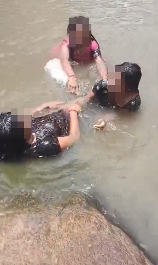 Tres adolescentes ríen y juegan en una cascada antes de resbalarse en las rocas y ahogarse en India