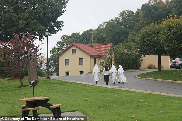 Las monjas católicas que cuidan a pacientes moribundos protestan contra las reglas de género de Nueva York que podrían llevar a penas de prisión.