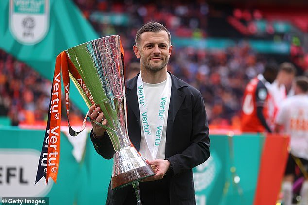 Jack Wilshere GANÓ su primer trofeo como entrenador cuando Luton venció a Stockport 3-1 en la final del Trofeo EFL, ¡a pesar de haber sido eliminado previamente de la competencia!