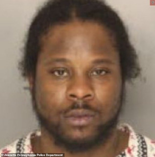 Un trabajador de un restaurante italiano pierde los estribos al minuto de empezar su turno golpeando en la cara a su colega y a su mujer